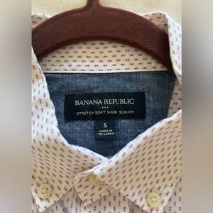 BANANA REPUBLIC FACTORY..EXCELLENT CONDITION..NEVER WORN..MENS BUTTON DOWN SHIRT